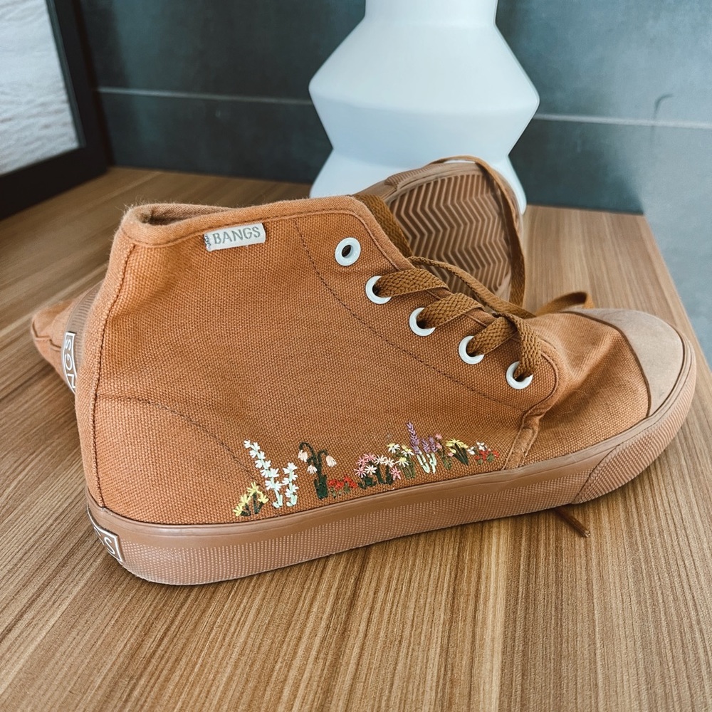 Bangs size 7 with floral , never worn